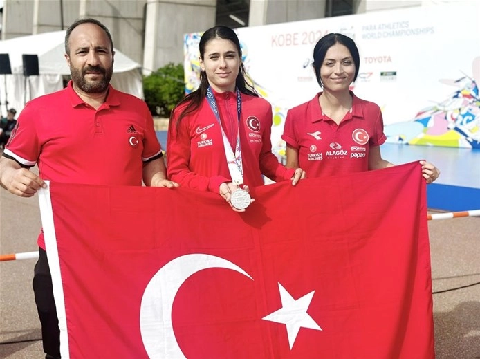 Aysel Önder 400 Metrede Dünya Rekoru Kırdı ve Altın Madalya Kazandı