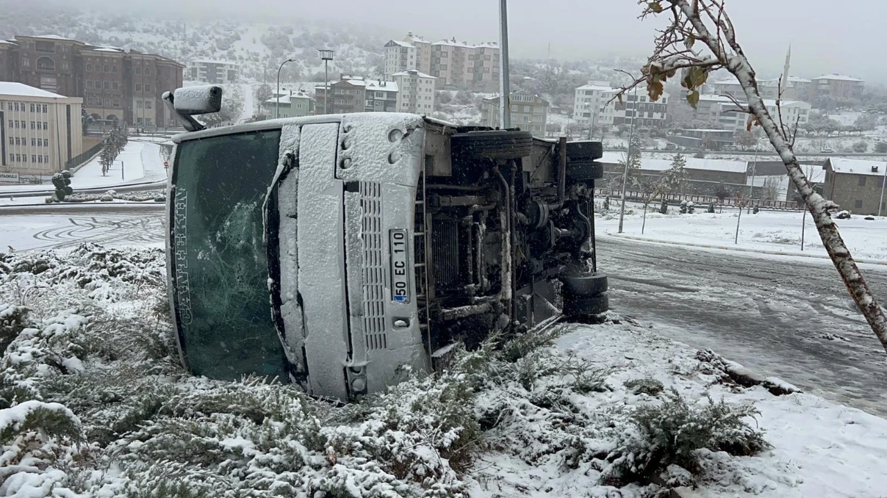 Nevşehir'de Servis Kazası: 14 Yaralı - Kar Yağışı Nedeniyle Midibüs Devrildi
