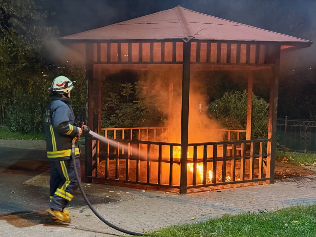 Yalova'da Çocuk Parkında Yangın: İtfaiye Hızlı Müdahale Etti
