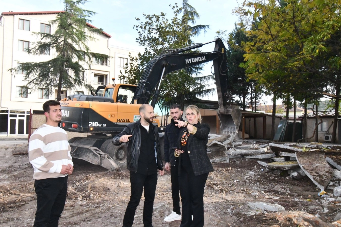 Altınova Cumhuriyet Parkı Yenileniyor: Modern ve Güvenli Yaşam Alanı