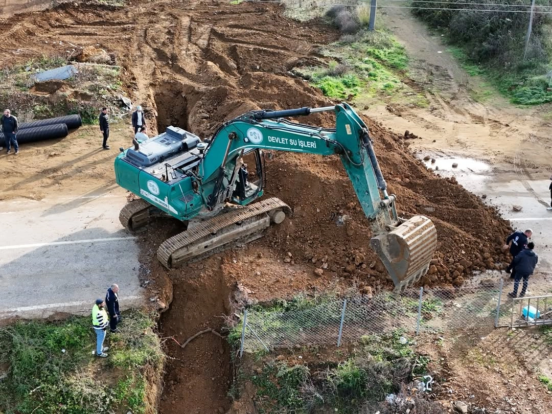 Armutlu Kaplıca Caddesi'nde Dere Hattı Yenileme ve Temizlik Çalışması