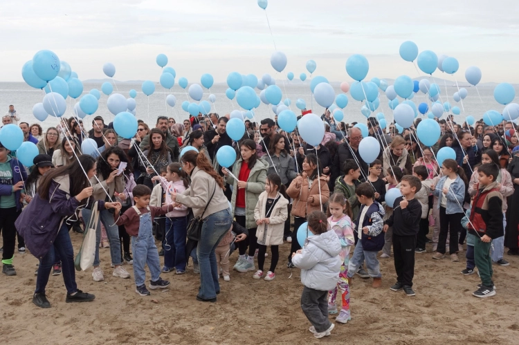 DMD'li Uras İçin Yürüyen Köşk'te Balonlu Kutlama ve Dayanışma