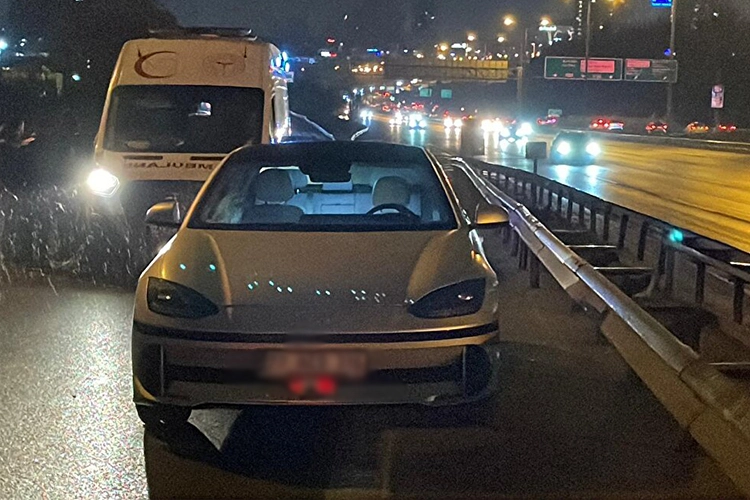TEM Otoyolu'nda Uyuyan Sürücü Trafik Panik Yarattı