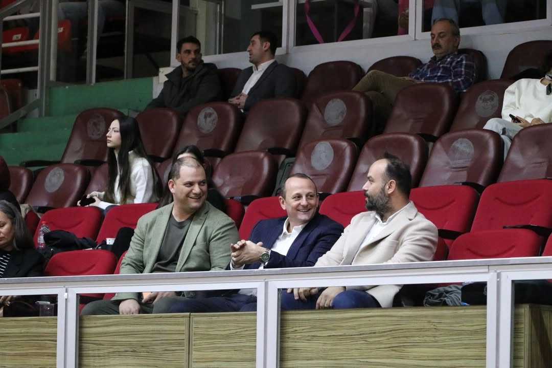 Çiftlikköy Belediyespor Bursa'da Büyük Zafer! Kadın Voleybol Takımı Sahaya Hükmetti