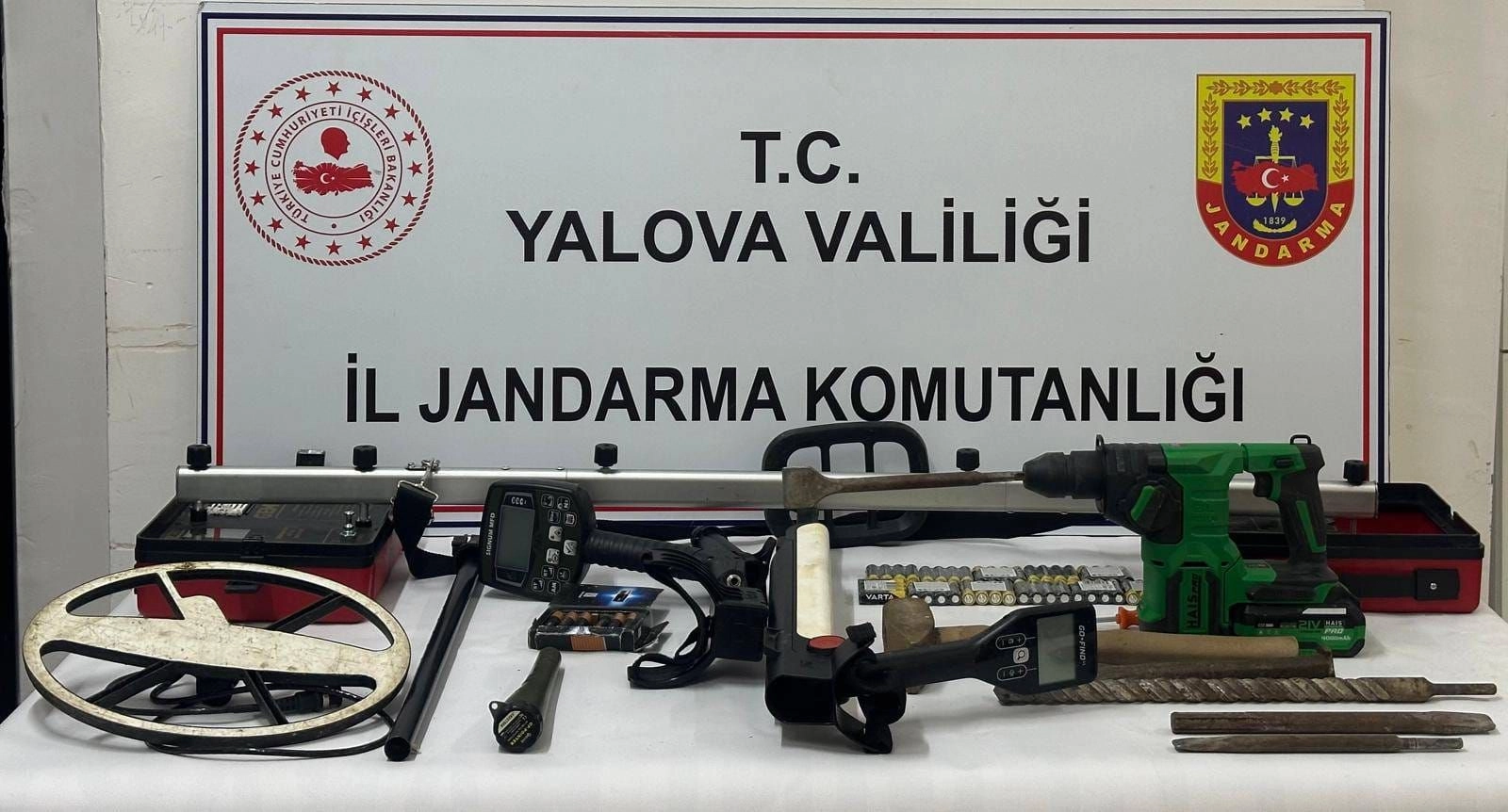 Yalova'da Kaçak Define Operasyonu: 5 Şüpheli Yakalandı, Ekipmanlar Ele Geçirildi