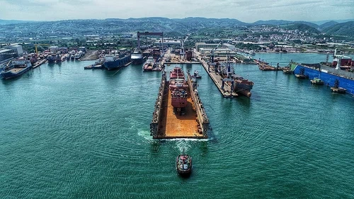 Altınova Tersanesinde Feci Kaza: Metal Levha İşçiye İsabet Etti, Durumu Kritik