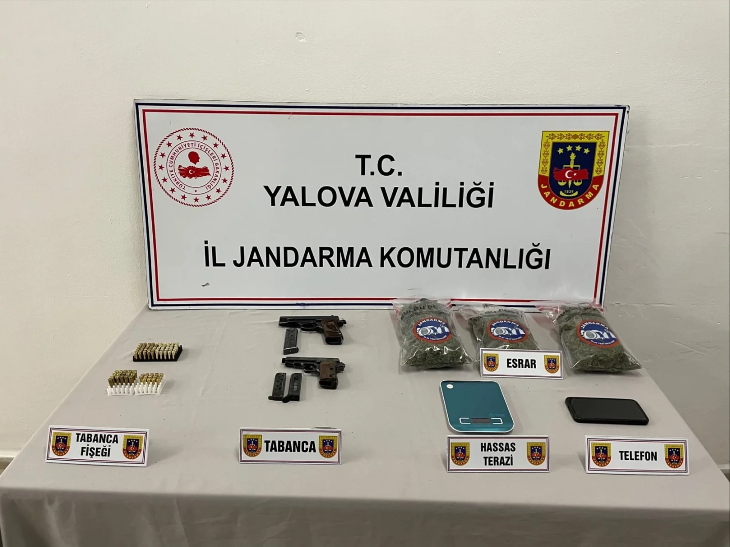Yalova Esenköy'de Uyuşturucu Operasyonu: 320 Gram Esrar ve Silahlar Ele Geçirildi