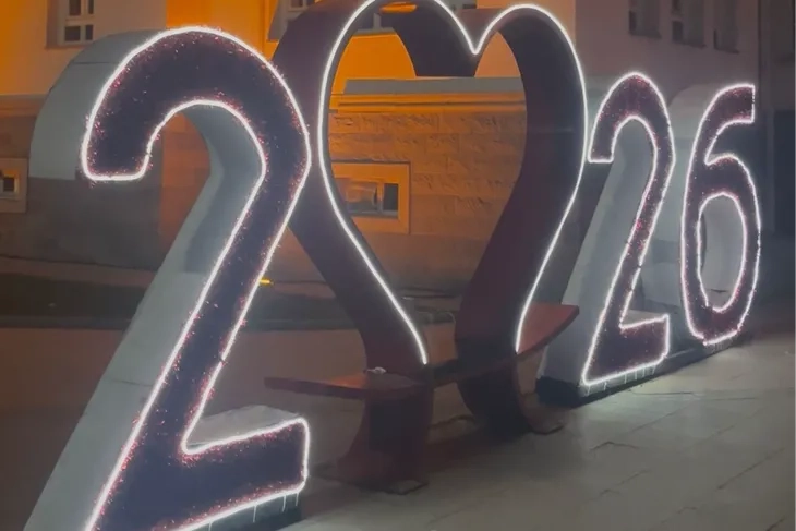 Yalova Kent Meydanı'nda 2026 Fotoğraf Alanı Büyük İlgi Çekiyor