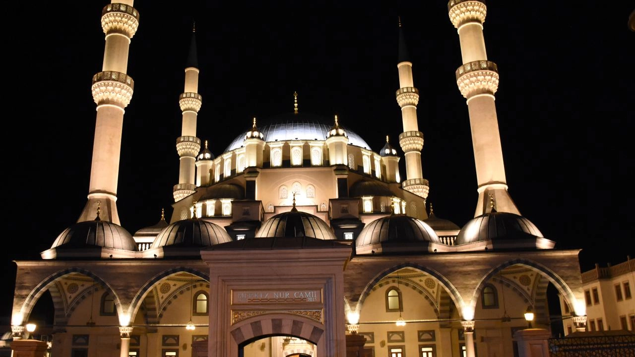 Regaip Kandili 25 Aralık'ta: Üç Aylar Başlıyor - 2025 Son Kandil
