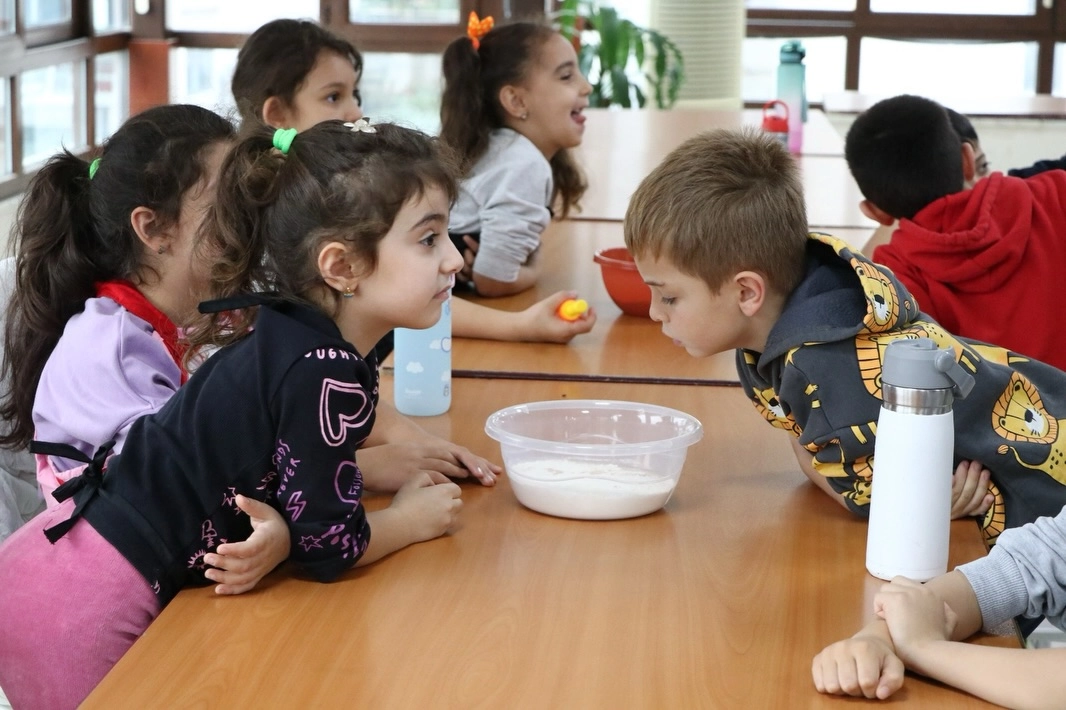 Çiftlikköy'de Çocuklar Organik Oyun Hamuru Üretiyor - Hem Öğreniyor Hem Üretiyor