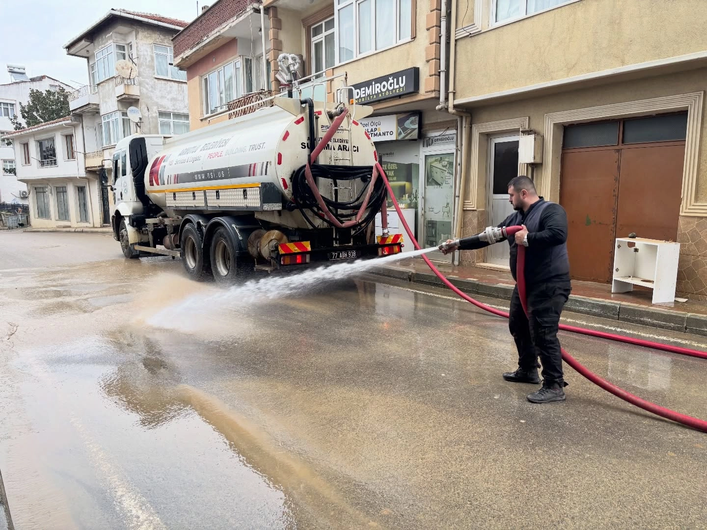 Armutlu'da Yoğun Temizlik: Atatürk Caddesi Yıkama Çalışması