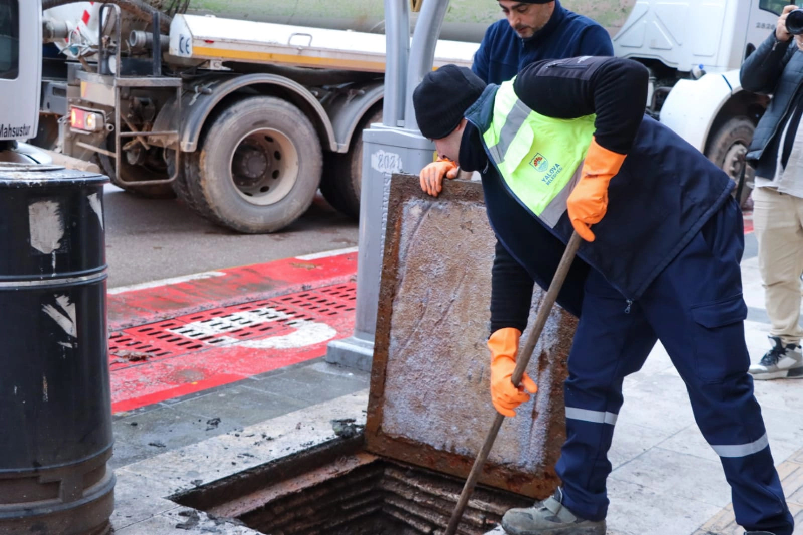 Yalova İstanbul Caddesi'nde Altyapı Temizliği: Yağışlı Havalara Önlem