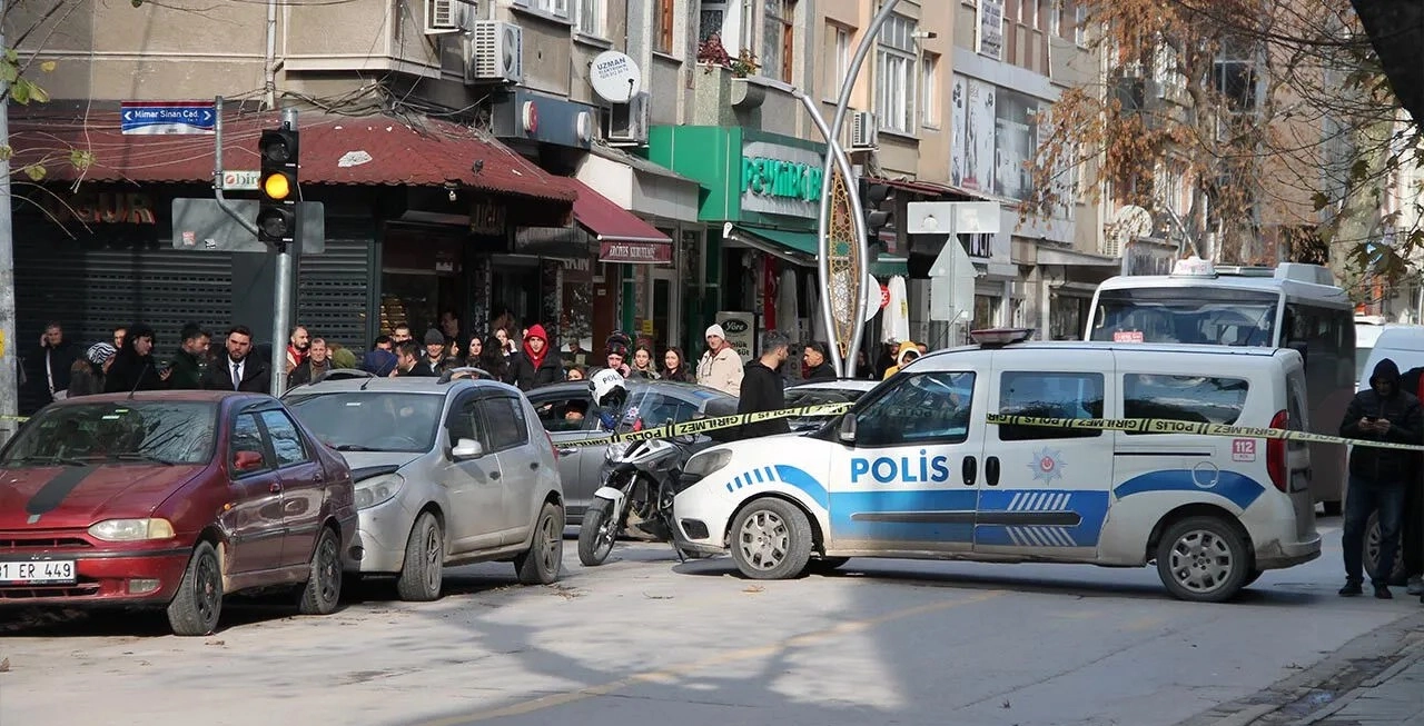 Yalova Sefabey Caddesi'nde Şüpheli Çanta Alarmı: Kontrollü Patlatma Yapıldı