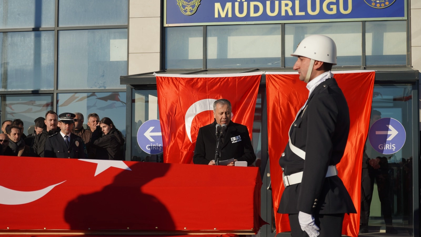 Yalova'da Şehit Polisler İçin Cenaze Töreni: Bakan Yerlikaya'dan Duygusal Konuşma