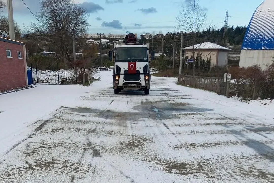 Yalova'da Kar Yağışı: Belediye Ekipleri Seferber Oldu