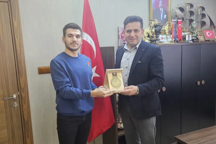 Taşköprülü Günay Demir: Deaflympics Şampiyonundan Başkan'a Ziyaret
