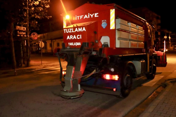 Yalova'da Buzlanma Tehlikesi: Gece Boyu Tuzlama Çalışması