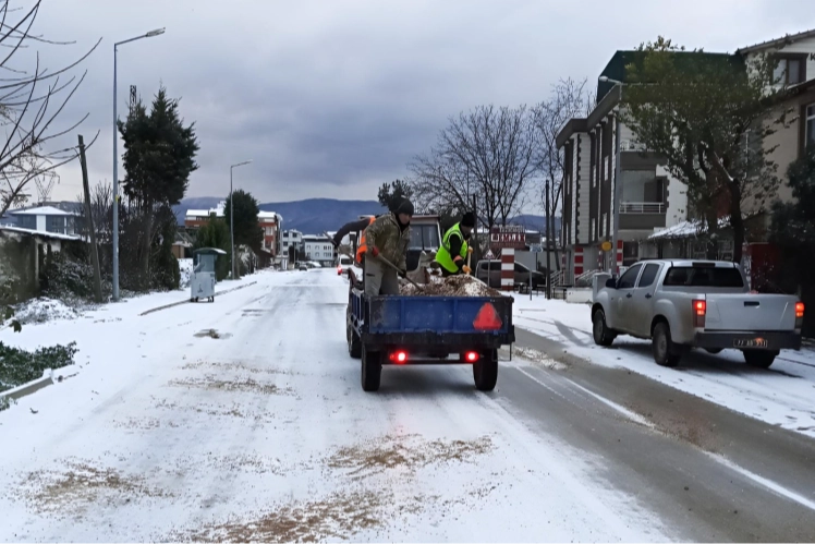 Çiftlikköy Belediyesi Kar Mücadelesi: Ekipler Yolları Açmak İçin Sahada