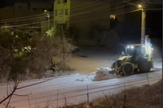 Armutlu'da Kar Mücadelesi: Belediye Ekipleri Gece Boyu Çalıştı