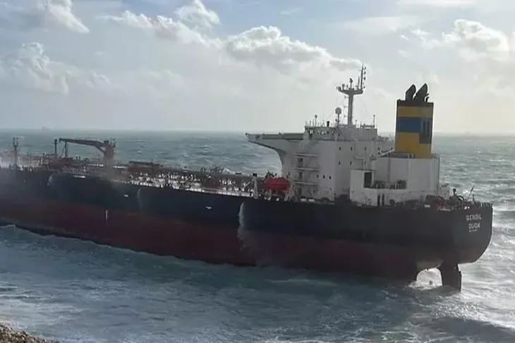 Bozcaada'da Tanker Karaya Oturdu: 26 Mürettebat Kurtarılıyor