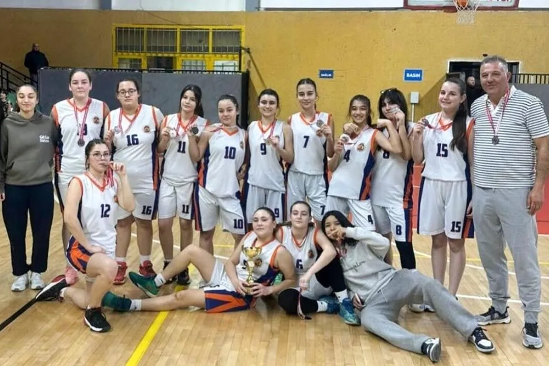 Yalova VİP Altyapısı U18 ve U16'da İkincilik Kupaları Kazandı