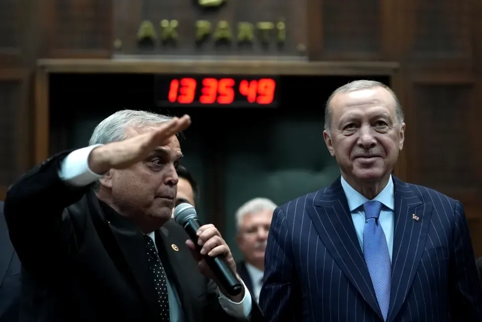 CHP'den AKP'ye Geçen Vekil Erdoğan'a Asker Selamı Verdi