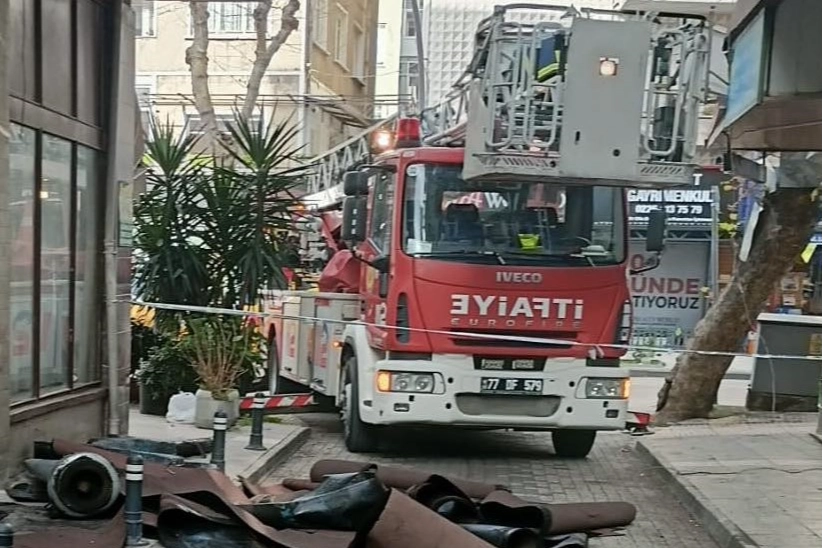 Yalova Fırtınası: Ekipler Sahada, Çatı ve Ağaç Devrilmelerine Müdahale