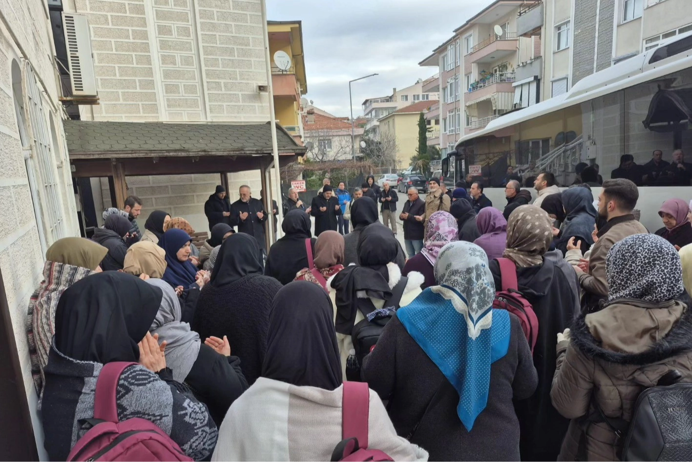 Yalova'da Umre Yolcuları Dualarla Uğurlandı | Yarıyıl Tatili