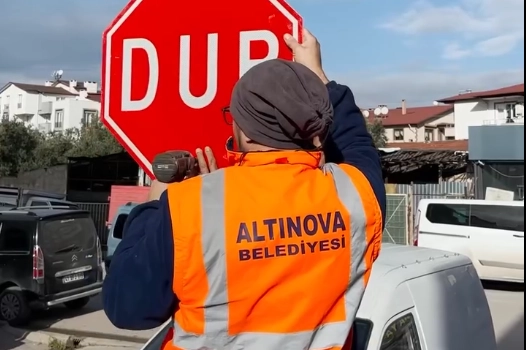 Altınova'da Trafik Levhaları Yenileniyor: Güvenlik Artırılıyor