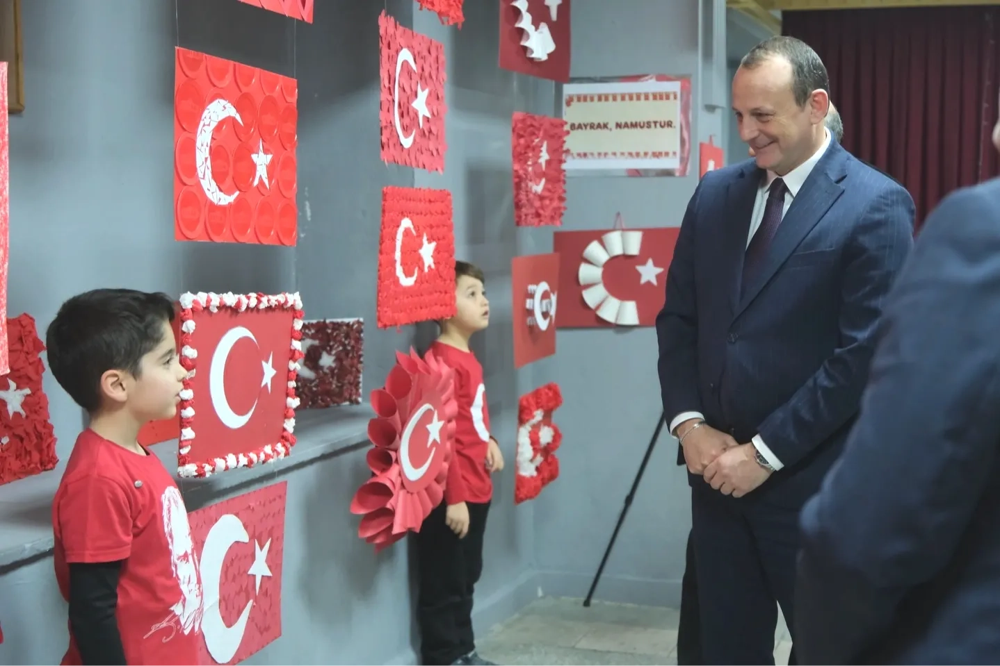 Çiftlikköy'de Geri Dönüşümle Türk Bayrağı Sergisi: 101 Öğrenciden Anlamlı Mesaj