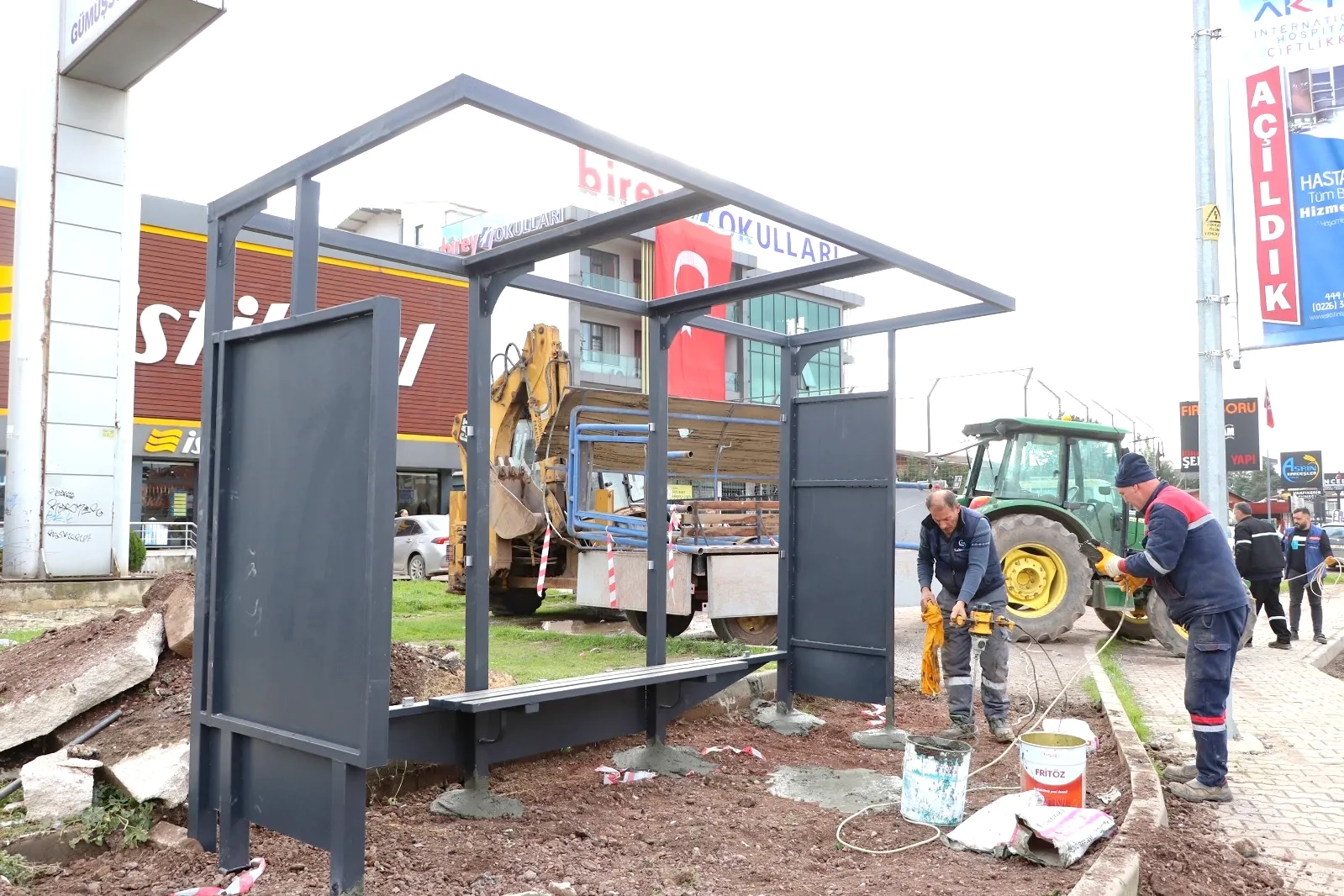 Çiftlikköy'de LED Aydınlatmalı Modern Duraklar Hizmette
