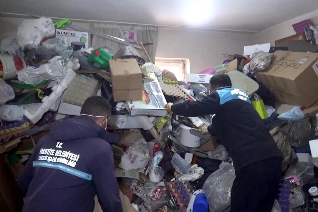 Erzurum'da 25 Ton Çöp Çıkan Ev: Kötü Koku İhbarı Sonucu