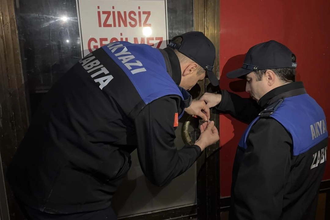 Akyazı'da Hamuru Ayakla Çiğneyen Tatlı İmalathanesi Mühürlendi