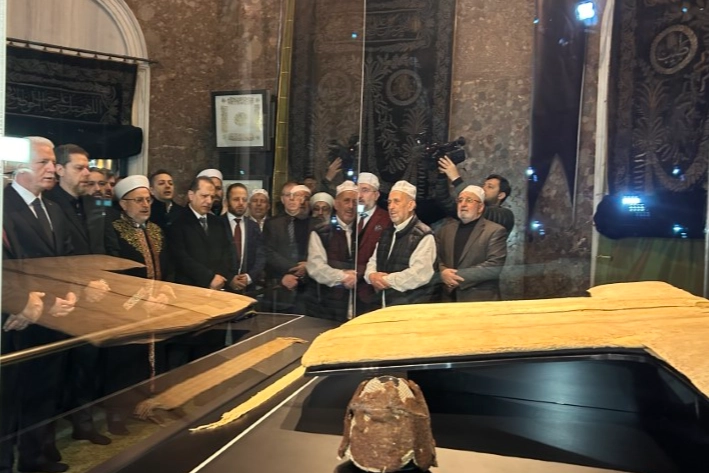 Hırka-i Şerif Ziyarete Açıldı: Fatih'te Metrelerce Kuyruk!