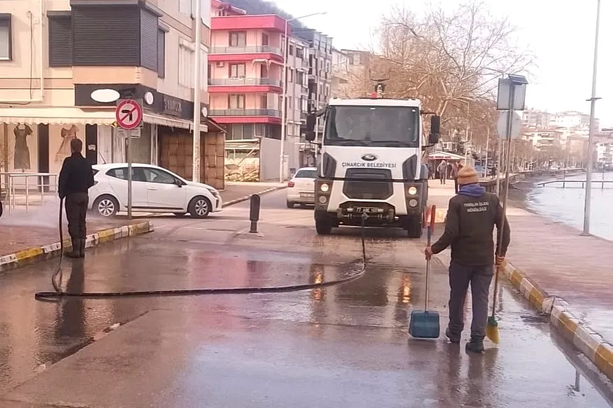 Çınarcık'ta Ramazan Temizliği: Cadde Yıkama ve Atık Toplama Çalışmaları