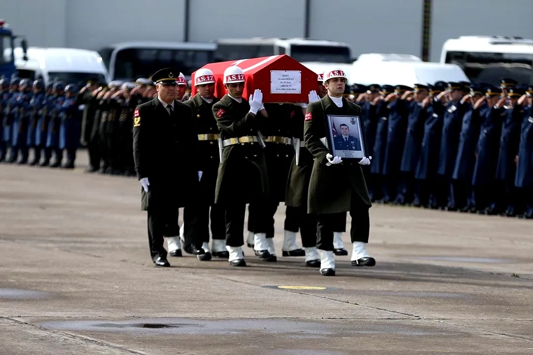 Şehit Pilot İbrahim Bolat'ın Cenazesi Balıkesir'den İzmir'e Uğurlandı