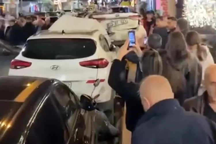 Çınarcık'ta Zincirleme Trafik Kazası: 4 Araç ve Motosiklet Çarpıştı!