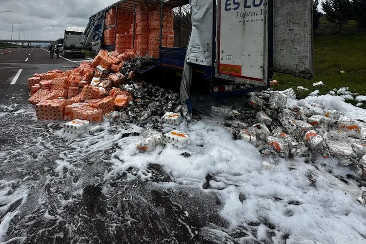 Altınova Otoyolunda TIR Yangını: Trafik Tek Şeride Düştü!