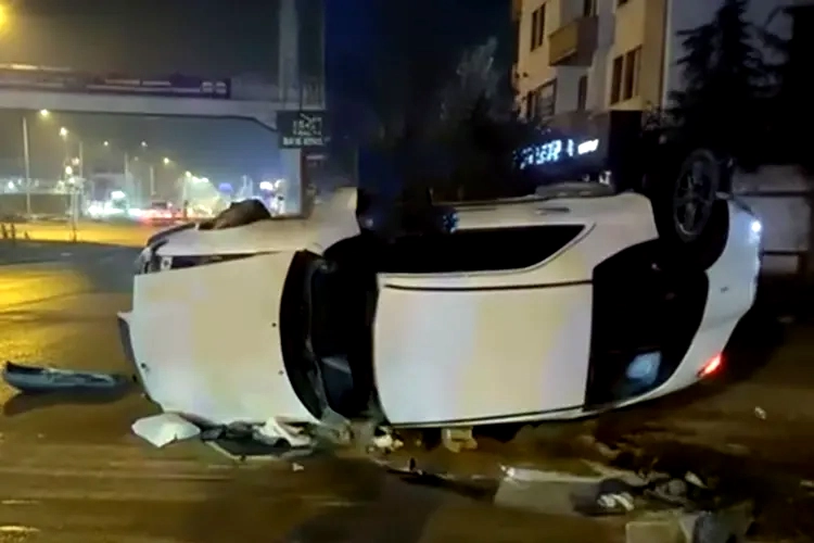 Yalova-İzmit Karayolu'nda Takla Atan Araç: 2 Yaralı