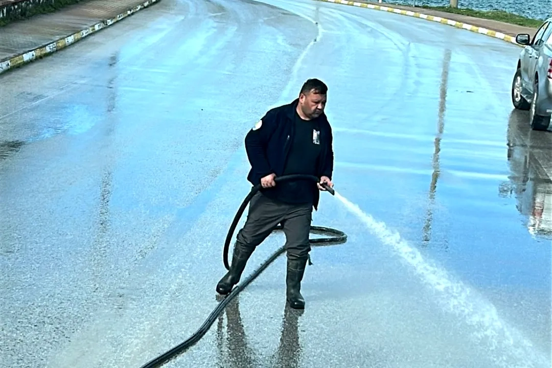 Çınarcık'ta Hava Sonrası Temizlik Seferberliği: Yoğun Mesai