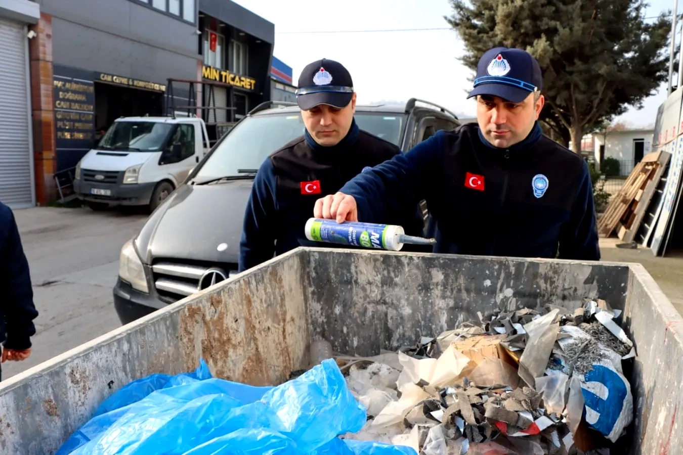 Kirazlı Sanayi'de Tehlikeli Atık Denetimi: Konteynere Atmayın Uyarısı