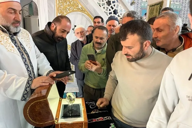 Altınova'da Sakal-ı Şerif Ziyareti: Hacı Tevfik Yılmaz Camii'nde Yoğun İlgi