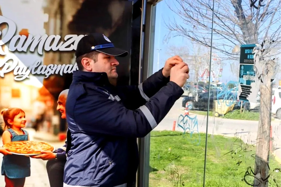 Yalova'da Otobüs Duraklarına İzinsiz Afiş Cezası: Zabıta Harekete Geçti