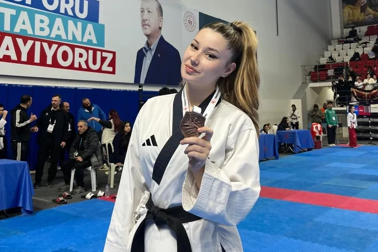 YÜ Öğrencisi Hilal Kozulu Taekwondo'da Türkiye Üçüncüsü Oldu