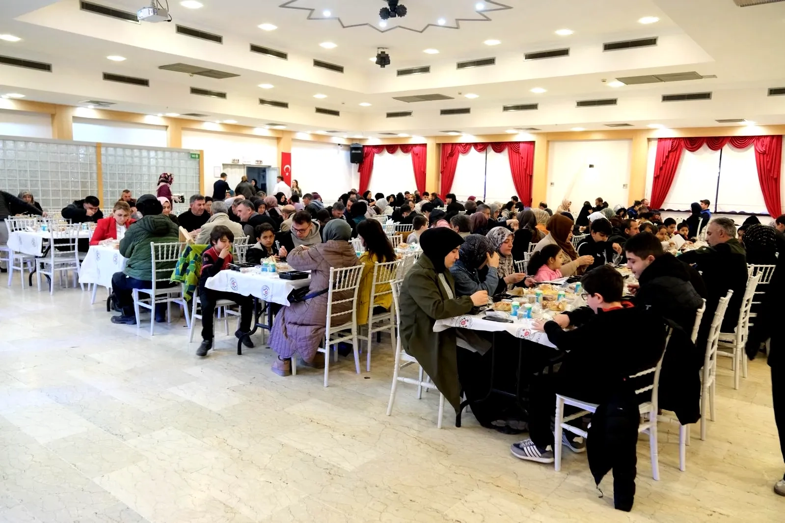 Altınova'da 8 Mart Kadınlar İftarı: Başkan Fazlaca'dan Güçlü Mesajlar