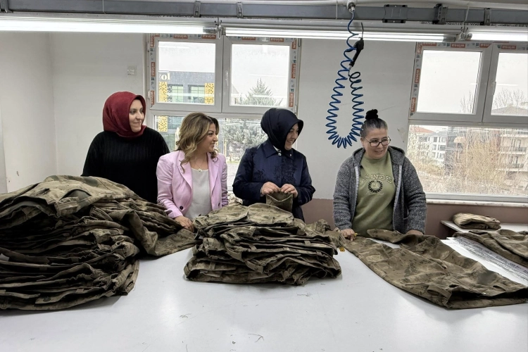 AK Parti Yalova'dan Tekstil İşçisi Kadınlara 8 Mart Ziyareti