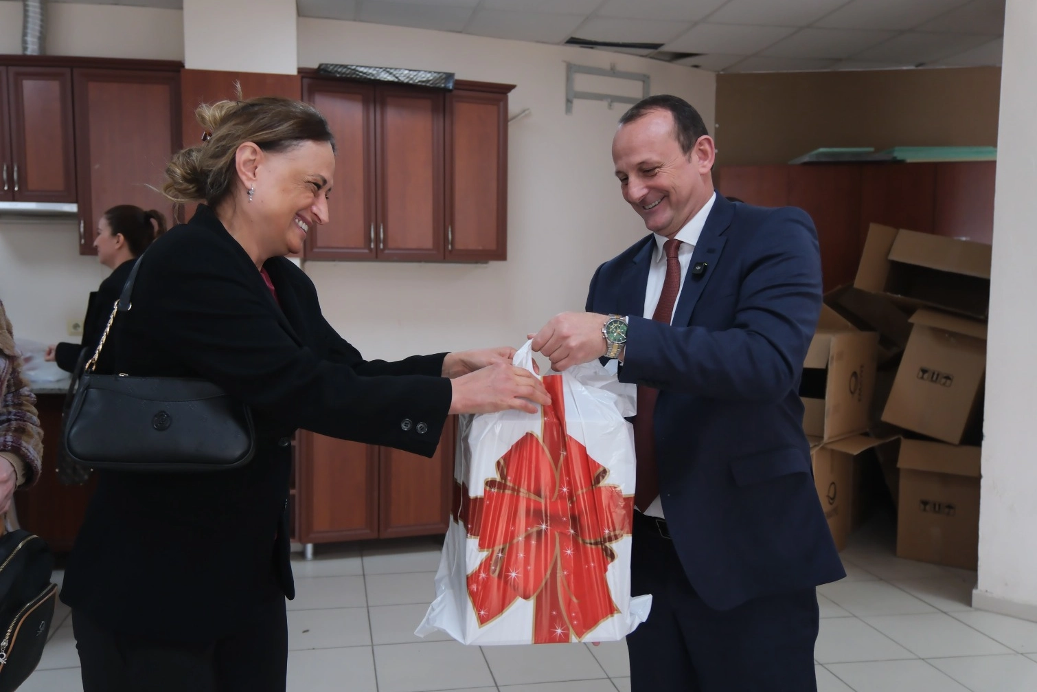 Çiftlikköy'de Kadın Personel İzin ve Hediye ile Kutlandı