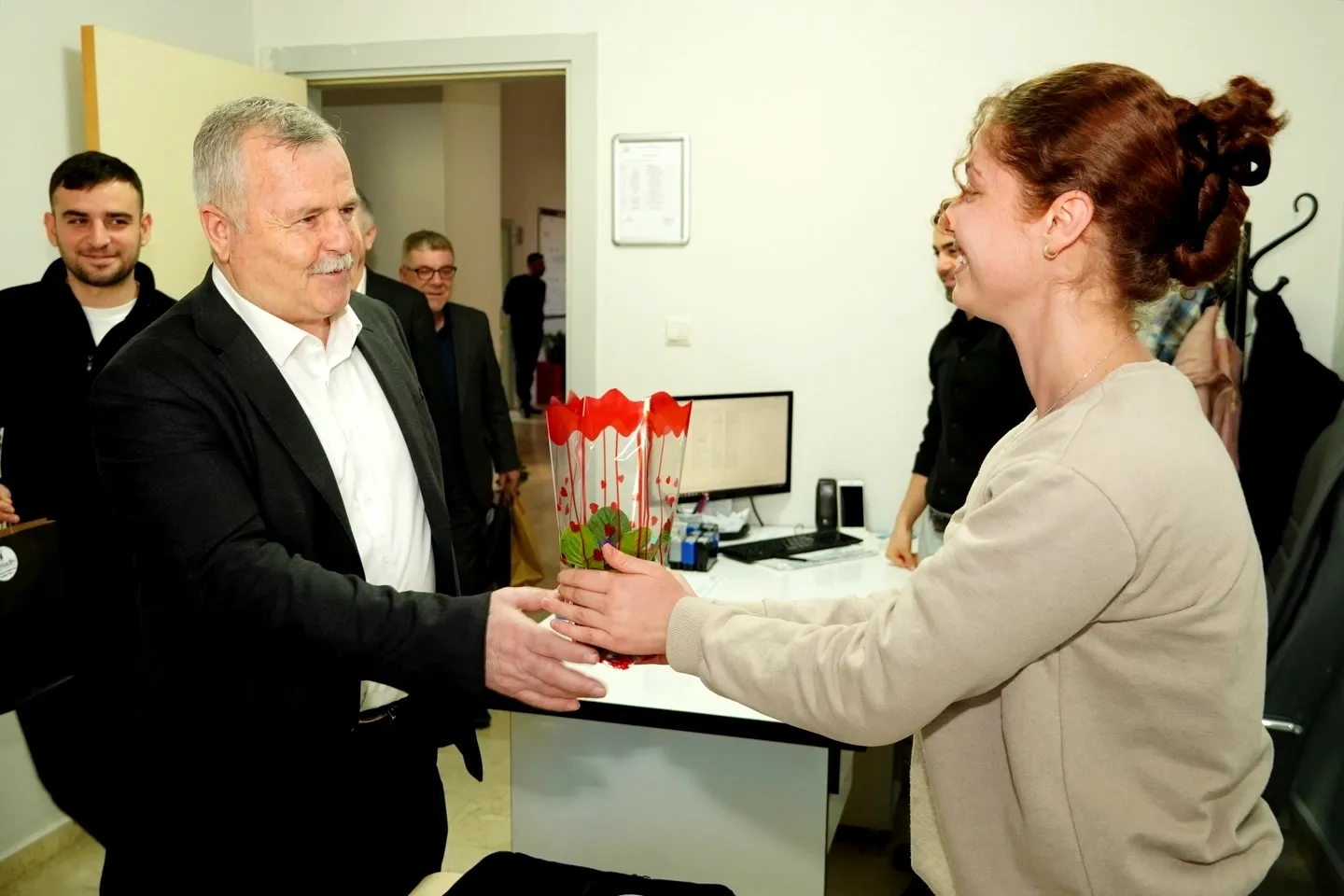 Armutlu'da 8 Mart Kutlaması: Kadın Personel Hediyelerle Onurlandırıldı