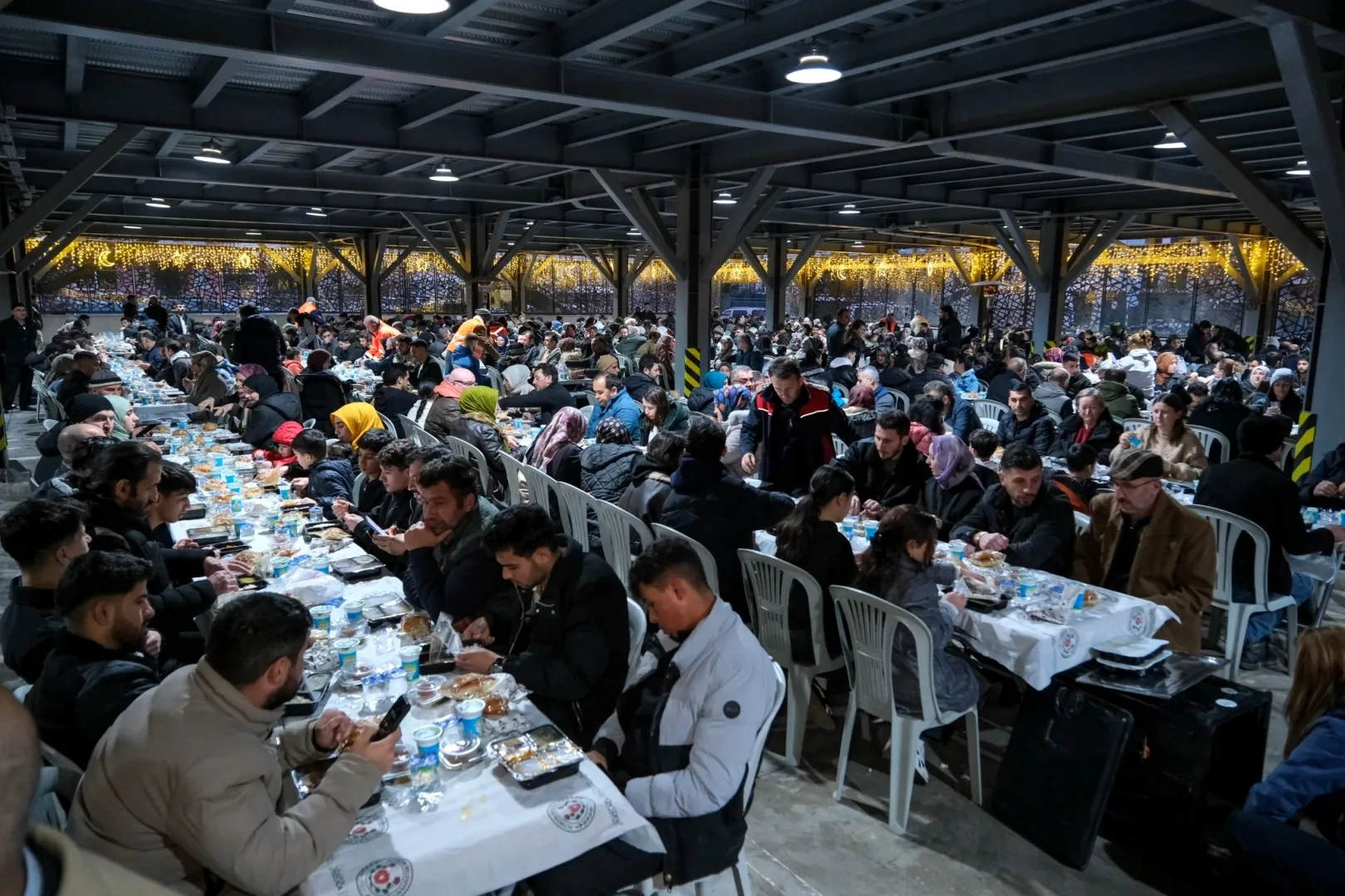Altınova'da 3 Bin Kişilik Dev İftar: Ramazan Bereketi