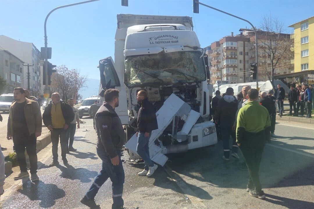 Bursa Orhangazi'de Zincirleme Kaza: 5 Yaralı - Tır, Motosiklet ve Kamyon Çarpıştı